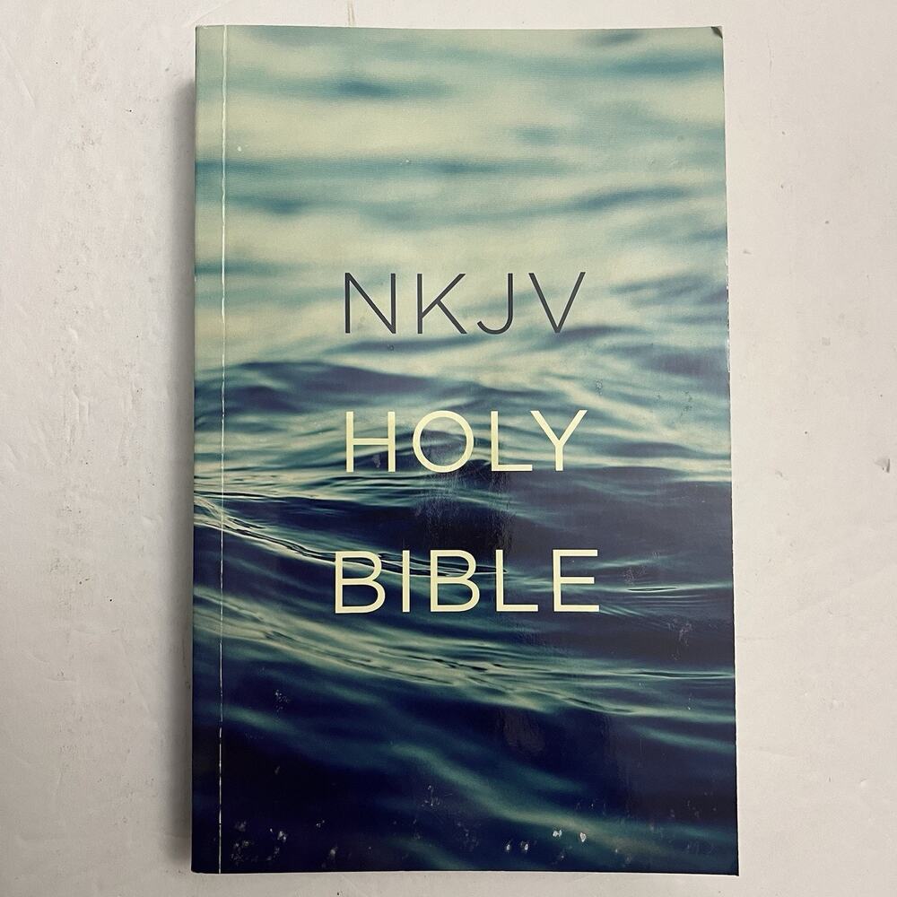 NKJV New King James Version Bible Paperback Thomas Nelson - Picture 1 of 9